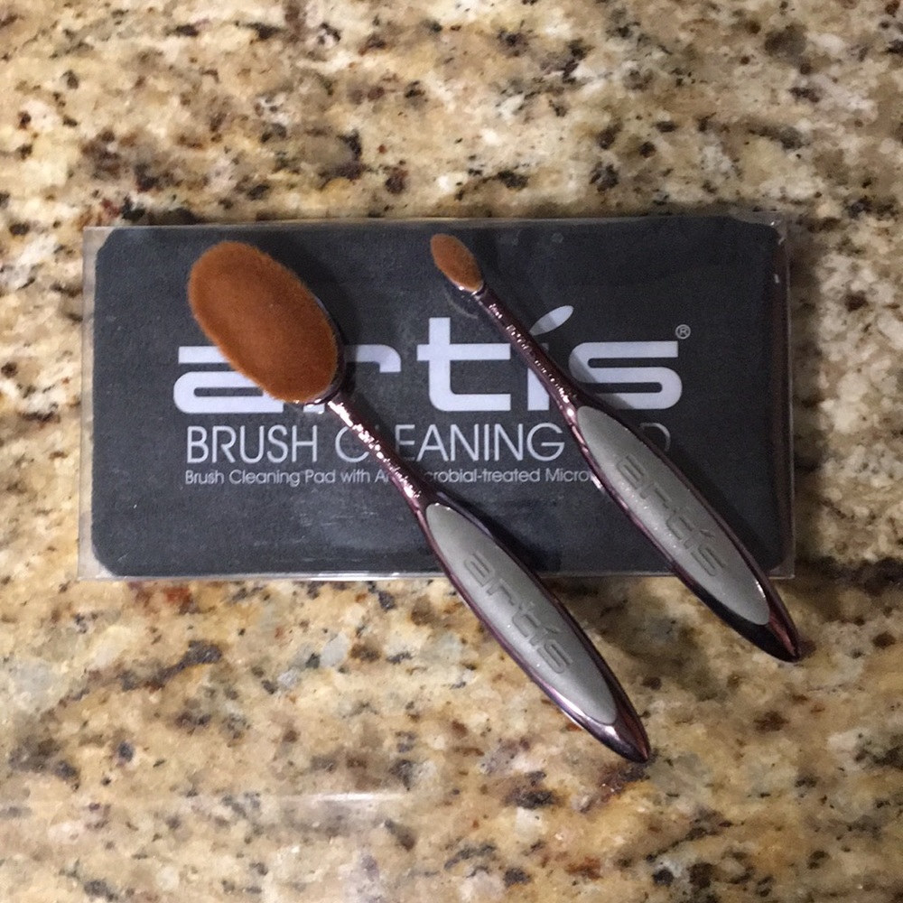 Artís Oval 3 and Oval 7 brushes with cleaning pad